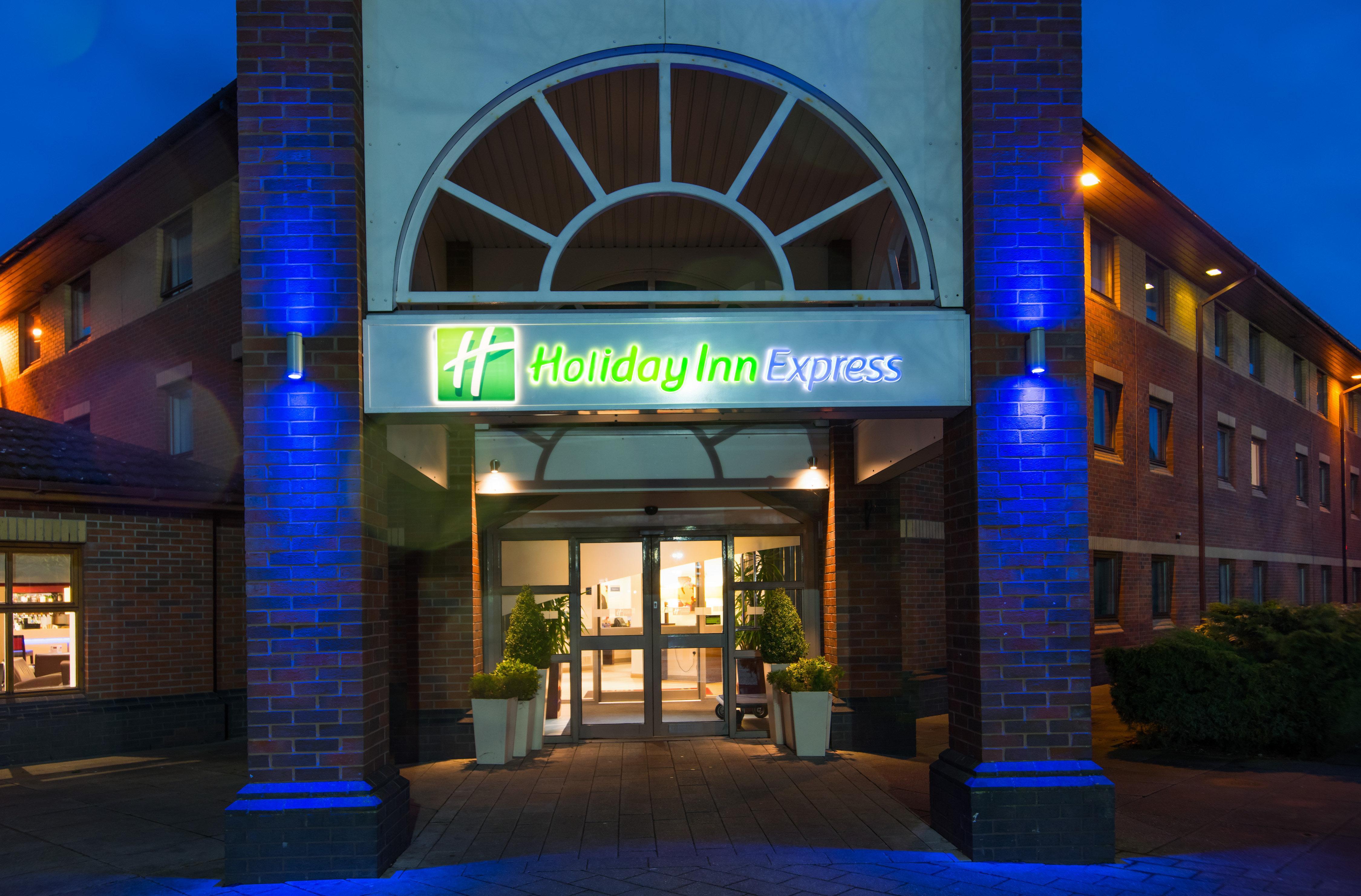 Holiday Inn Express Warwick - Stratford-Upon-Avon, An Ihg Hotel Exterior photo