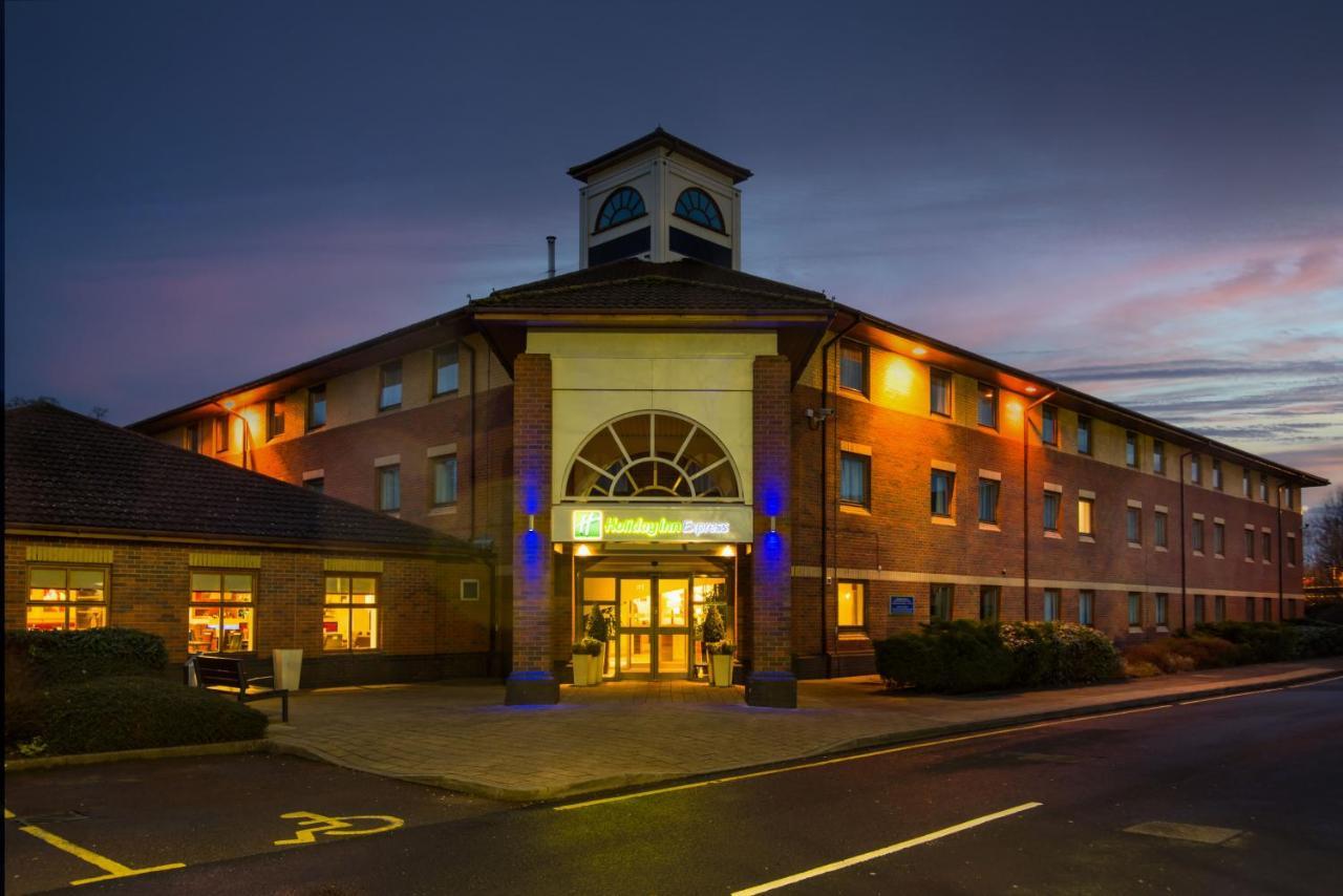 Holiday Inn Express Warwick - Stratford-Upon-Avon, An Ihg Hotel Exterior photo